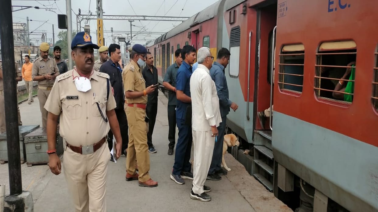 There was a report of bomb in Ganga Sutlej Express, the train stood on the platform for two and a half hours in Varanasi junction
