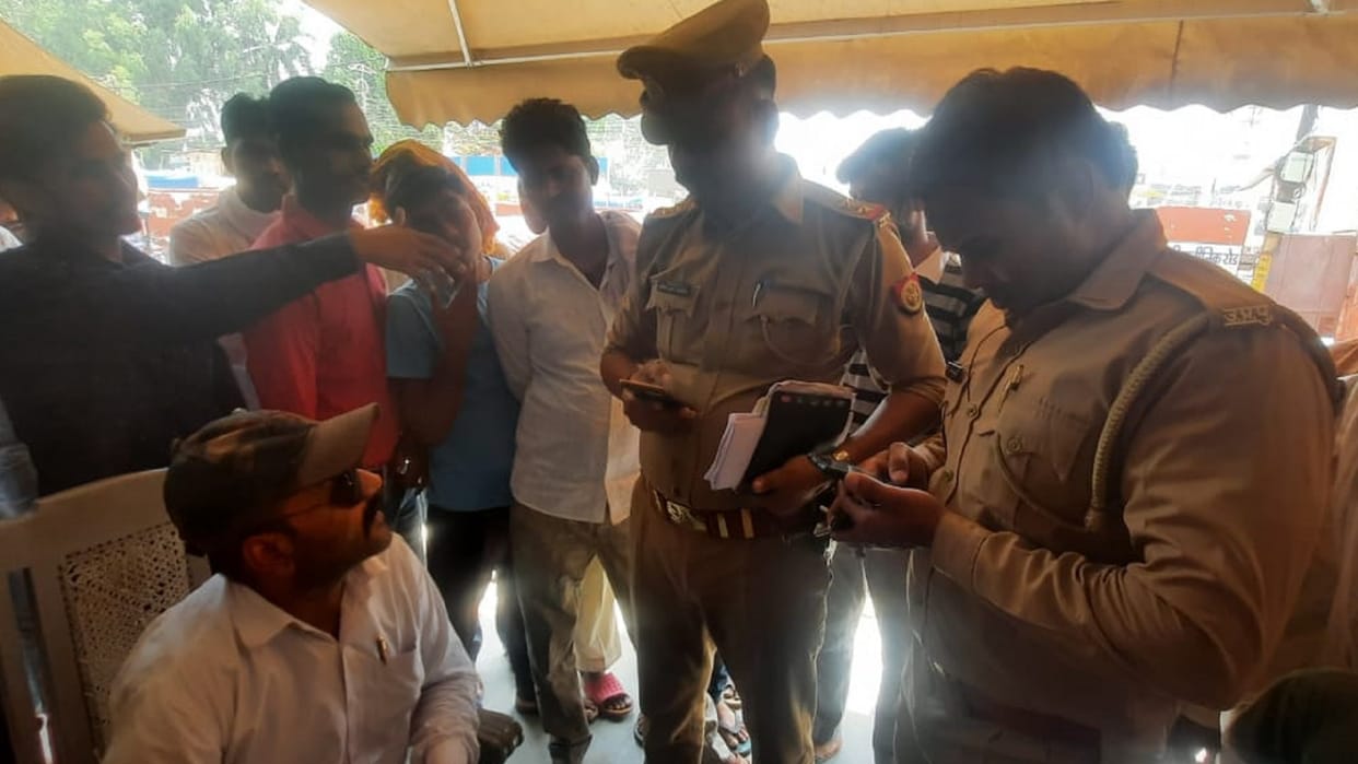 Budaun Illegal recovery from vehicles was being done as a inspector people caught suspicion