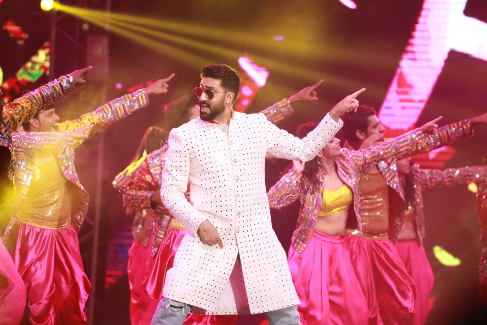 Amitabh Bachchan said thank you to those who praised Abhishek Bachchan dance at IIFA 2022 join by Aishwarya Rai and Aaradhya