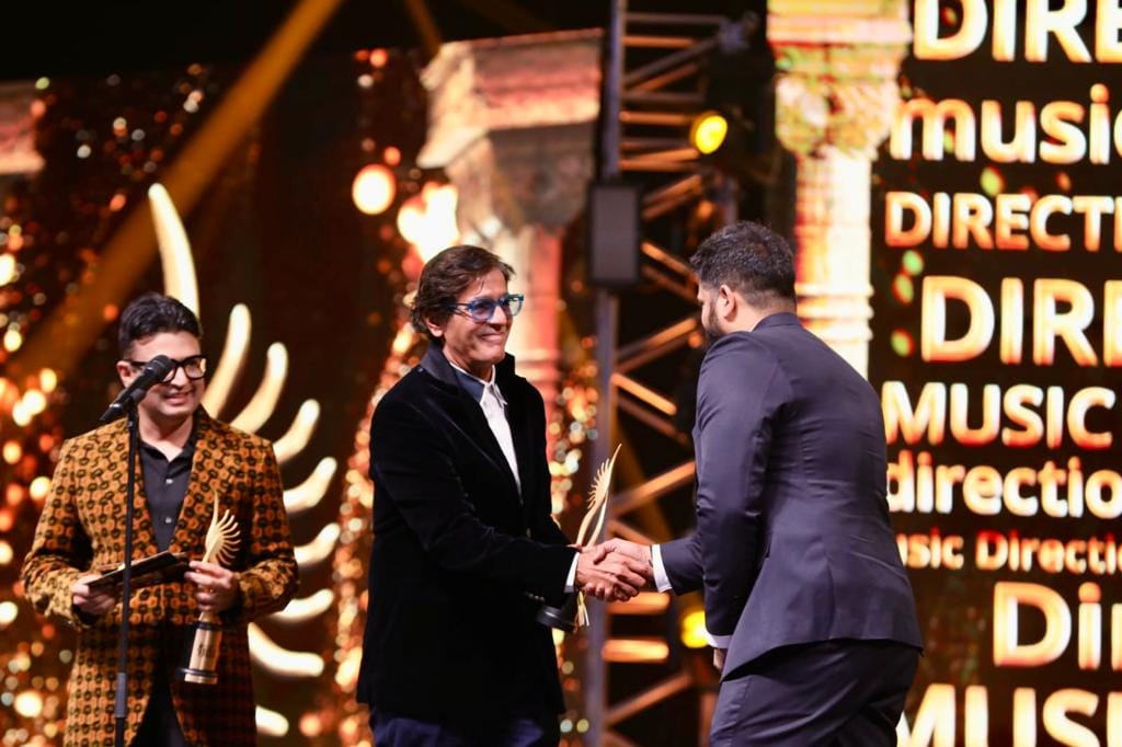 Manish Paul presents his best comic side at iifa 2022 host with riteish deshmukh salman khan kriti Tamannaah Genelia