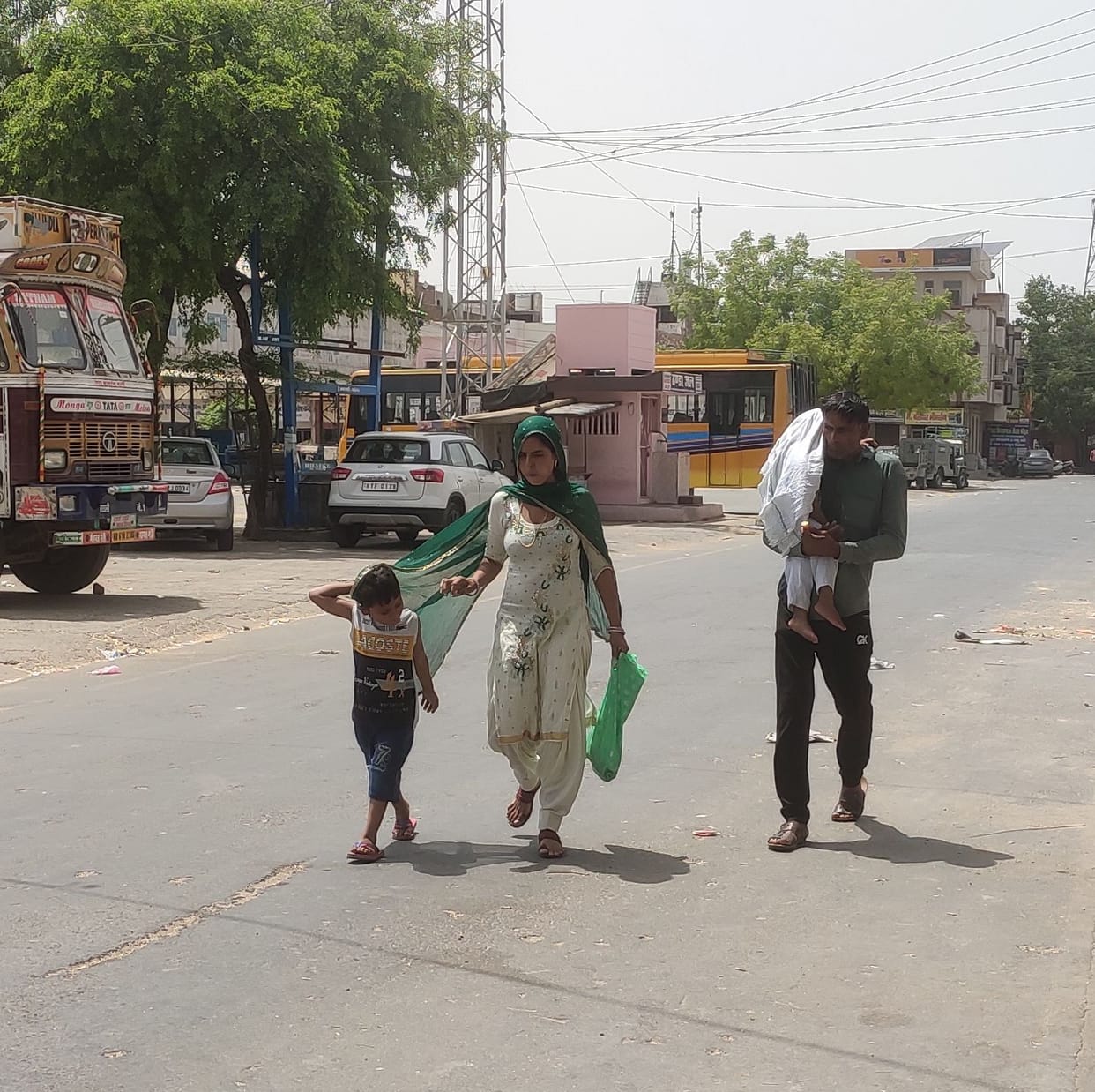 Due to the rise in temperature, people hid in their homes, the heat continued throughout the day