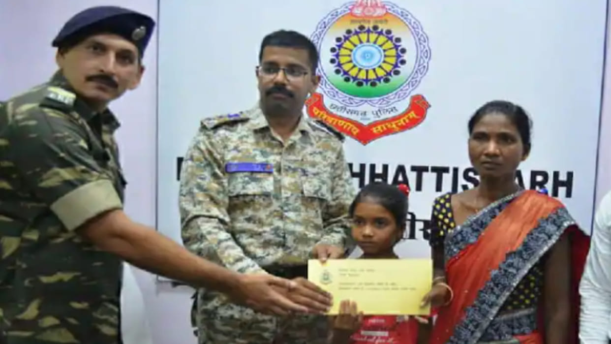 bijapur news woman Naxalite wanted In many cases surrendered in front of the police