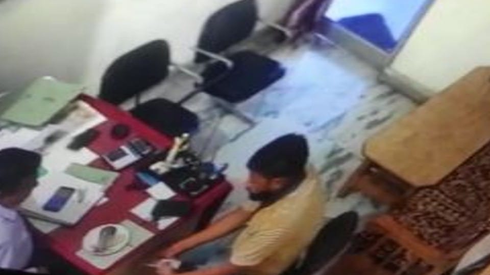 Executive officer suspended for taking bribe from contractor in Mainpuri