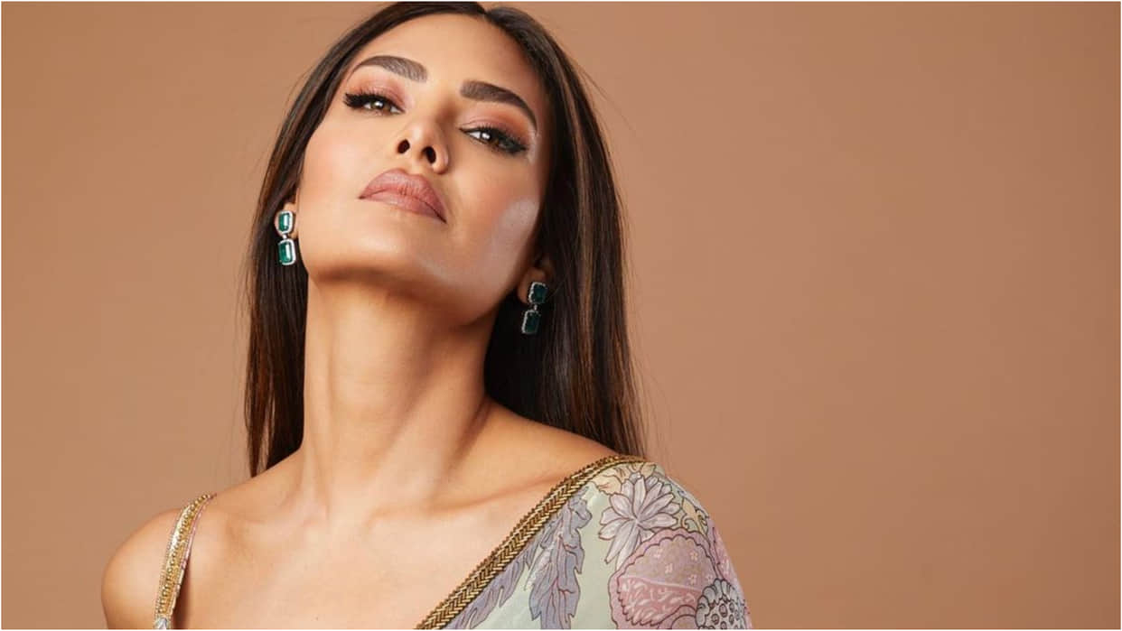 esha gupta oozes oomph in printed grey saree with bikini blouse for ashram 3 web series
