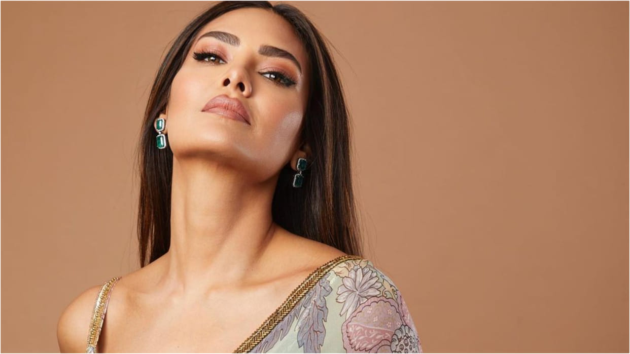 esha gupta oozes oomph in printed grey saree with bikini blouse for ashram 3 web series