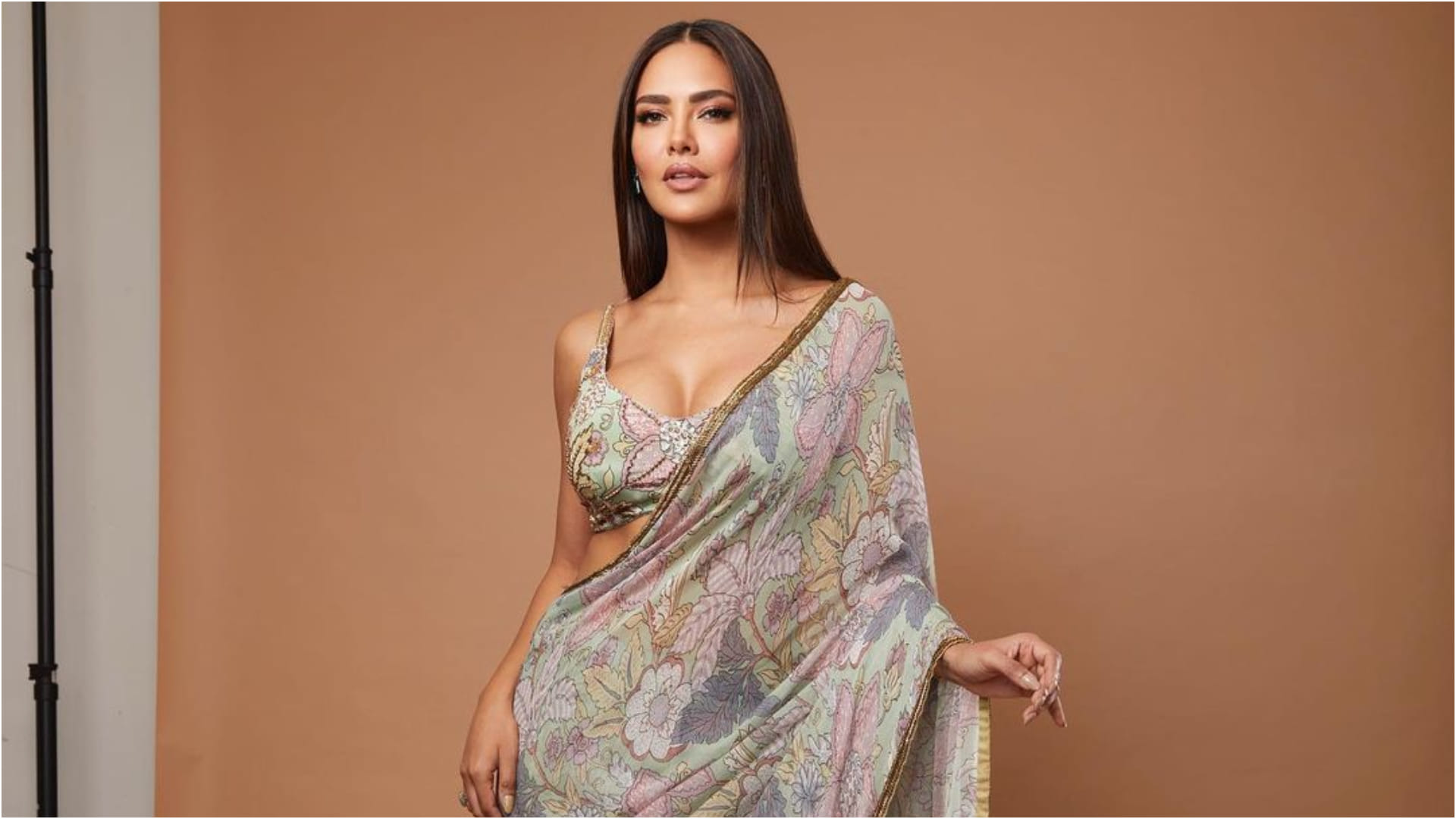 esha gupta oozes oomph in printed grey saree with bikini blouse for ashram 3 web series