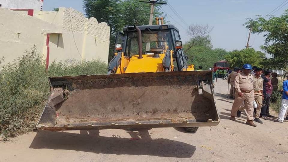 Bulldozer ran on school of former  Municipal President in etah