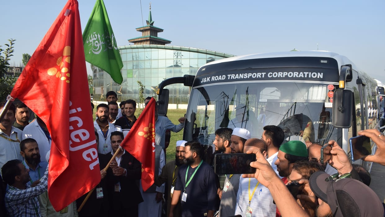 jammu kashmir Hajj yatra 2022 after two years First batch of 145 pilgrims from JK leaves for Saudi Arabia