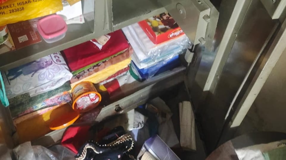 Gold and cash stolen from two houses of Gorchi village in hisar