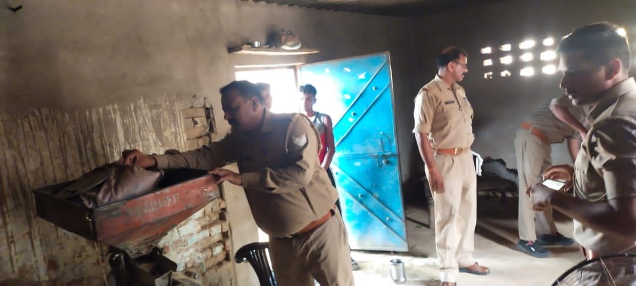 Hathras: Pura Khurd against illegal liquor, raids in Alhaipur