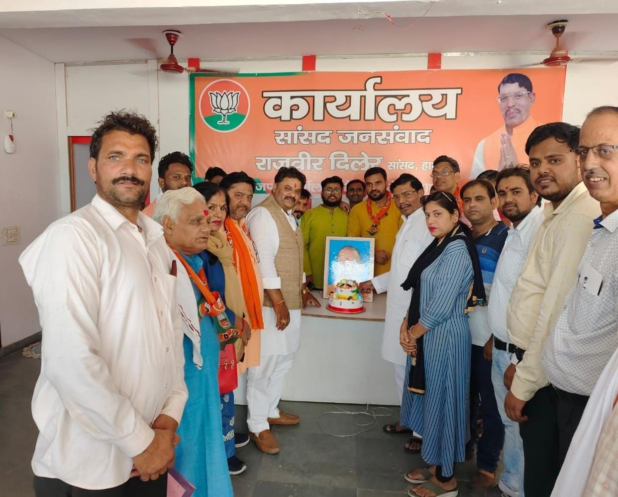 Hathras: Celebrated CM Yogi Adityanath's birthday by cutting cake