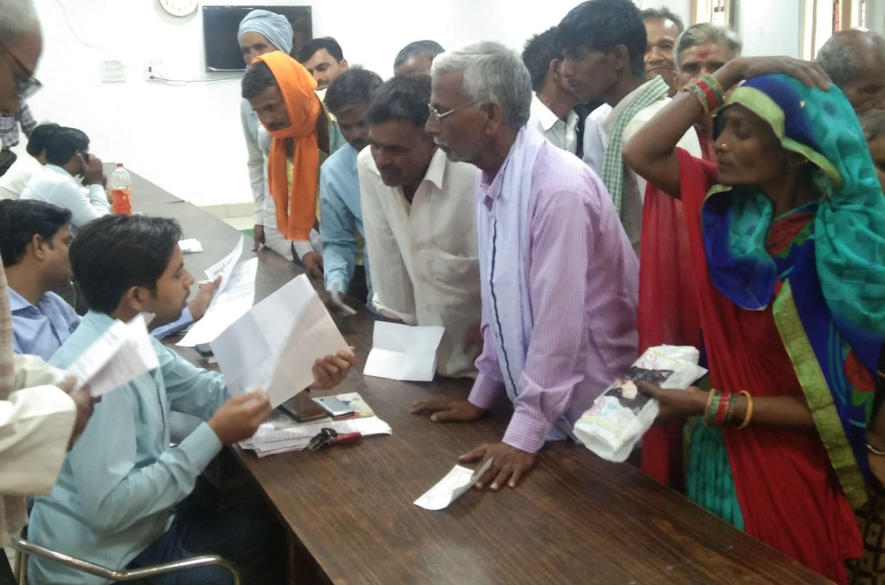 Kanpur Dehat : Connection given but electricity did not reach, villagers of Kiratpur surrounded JE