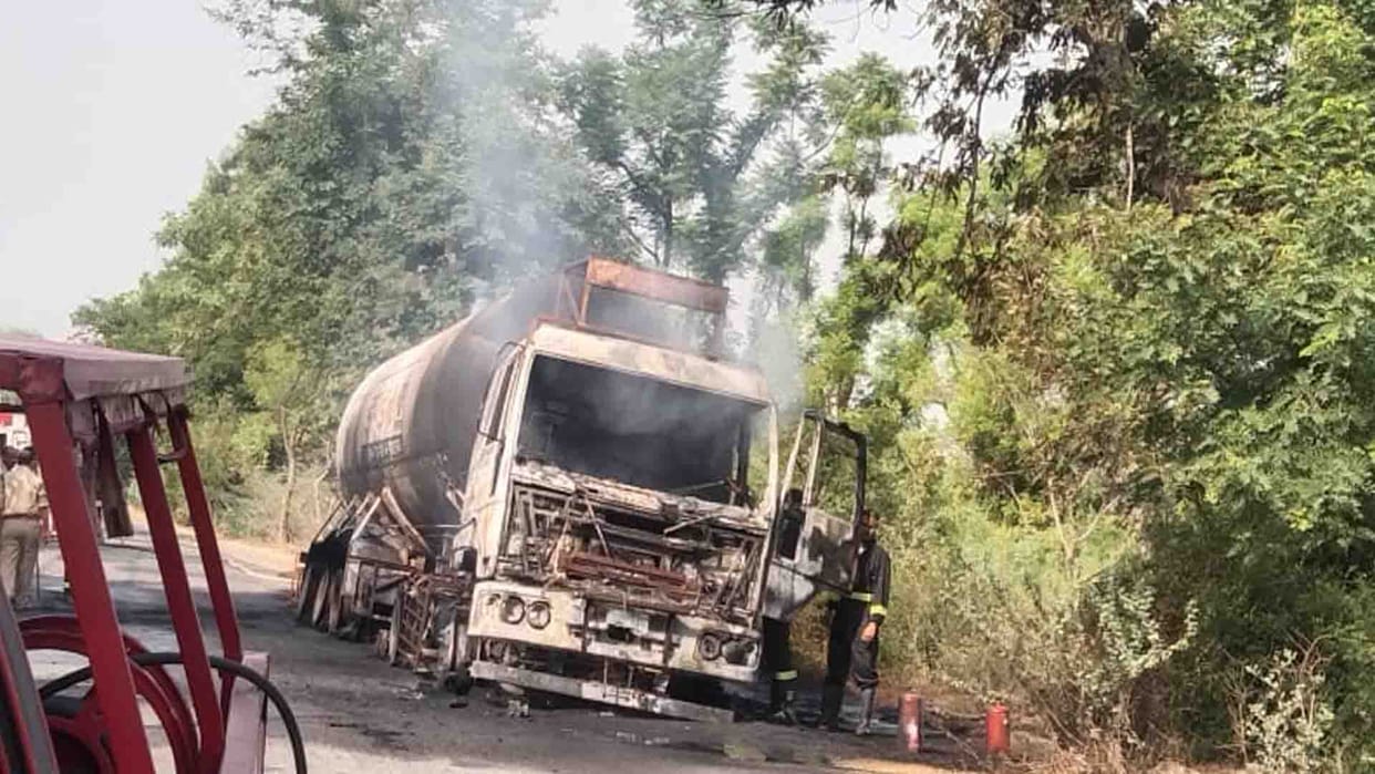Farrukhabad: Gas tanker caught fire on Etawah-Bareilly highway