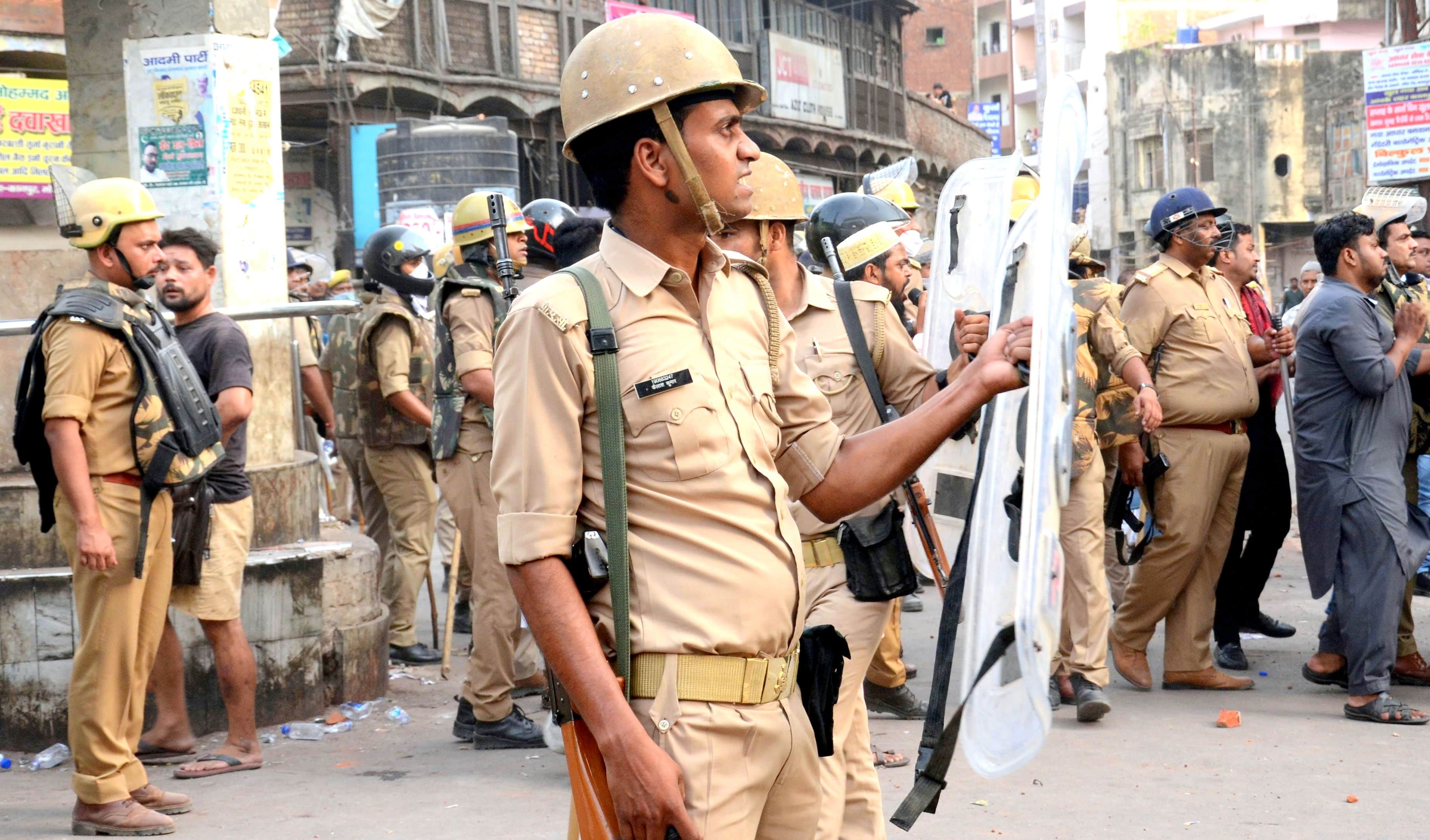 Kanpur Violence Video brought a new twist in Kanpur violence, signaled and the crowd broke down