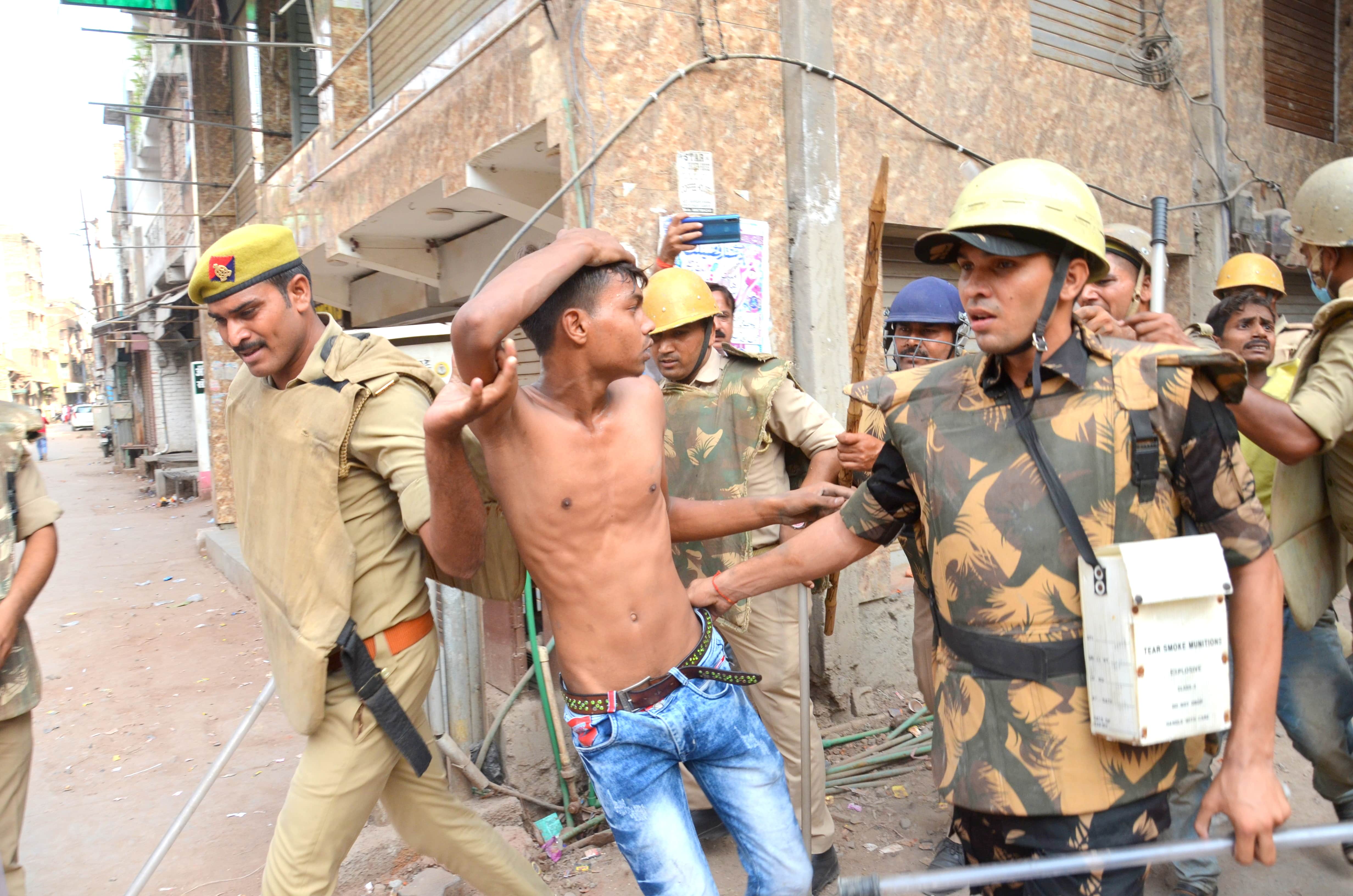 Kanpur Violence Video brought a new twist in Kanpur violence, signaled and the crowd broke down