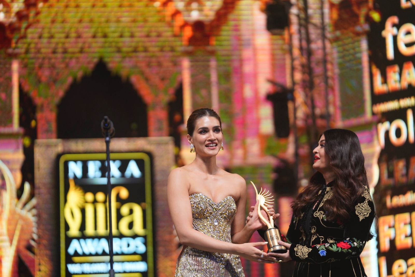 Manish Paul presents his best comic side at iifa 2022 host with riteish deshmukh salman khan kriti Tamannaah Genelia