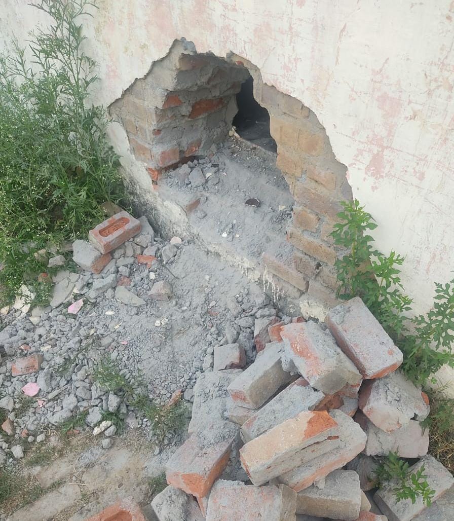 Theft at the farmer's house by cutting the wall in Khanupura