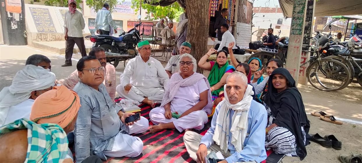 Hathras: Farmers protest over demands, submitted memorandum