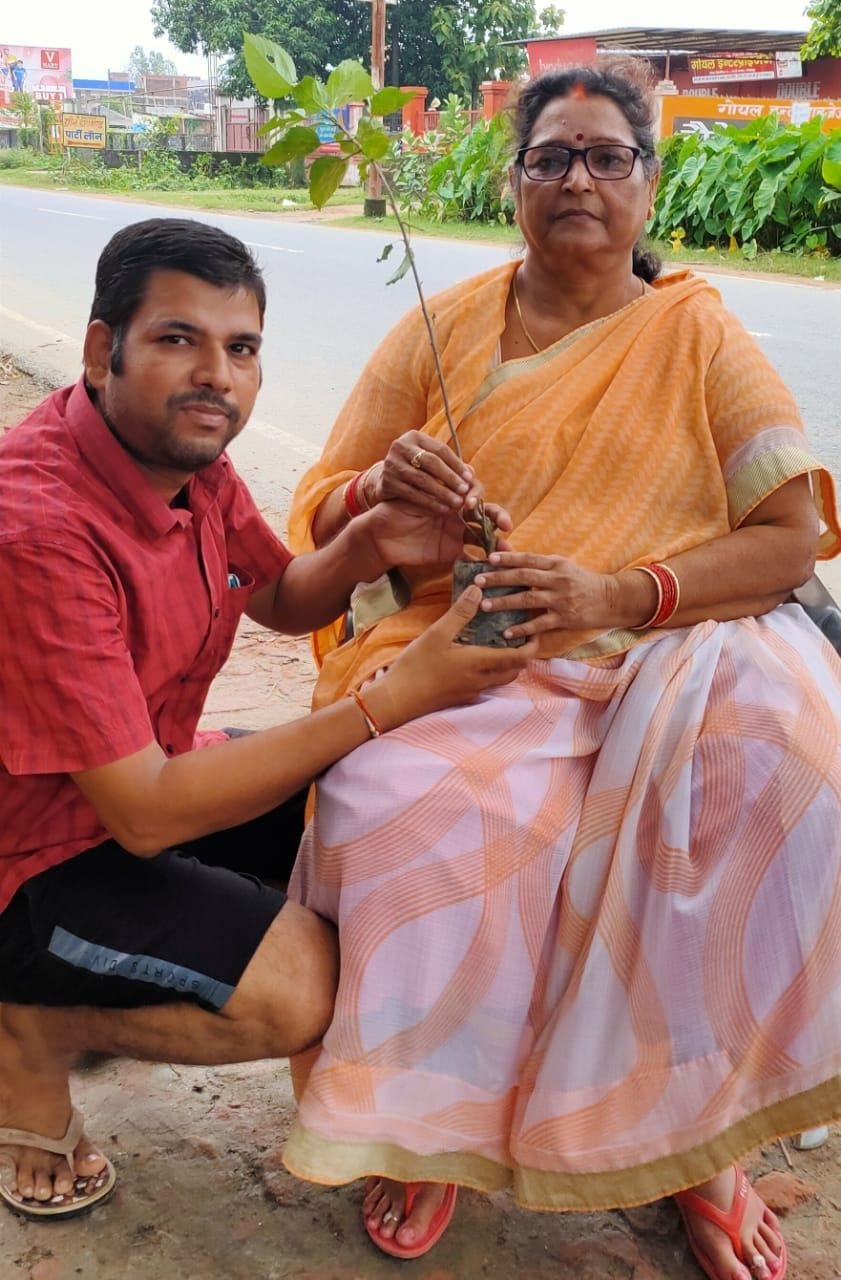 To save the shade of trees, Dr. Hariom's feet do not get tired