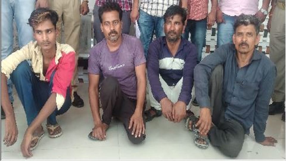 Kotwali police caught four miscreants in encounter Mainpuri crime news 
