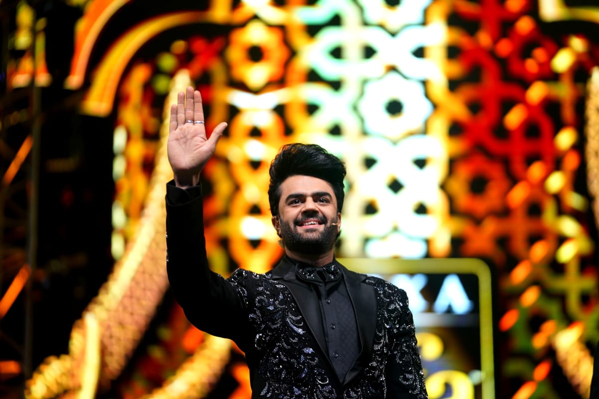 Manish Paul presents his best comic side at iifa 2022 host with riteish deshmukh salman khan kriti Tamannaah Genelia