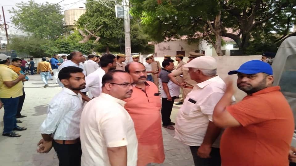 Congress leader shot himself after killing his wife in mathura