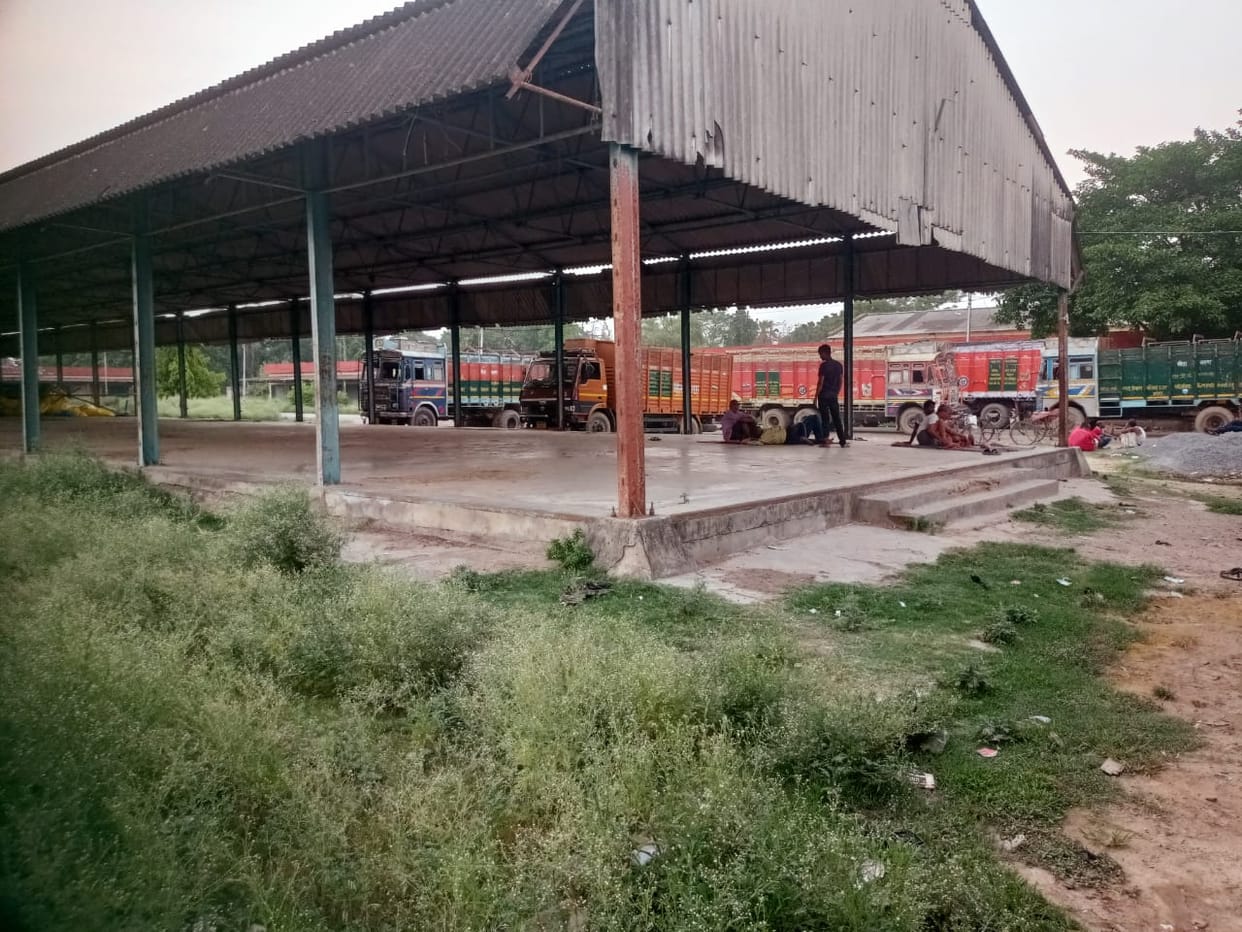 Silence in the market, shops are on the road, people struggle with jam