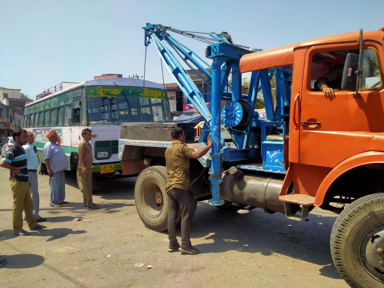 bus of HRTC reached Dharamshala with the help of crane
