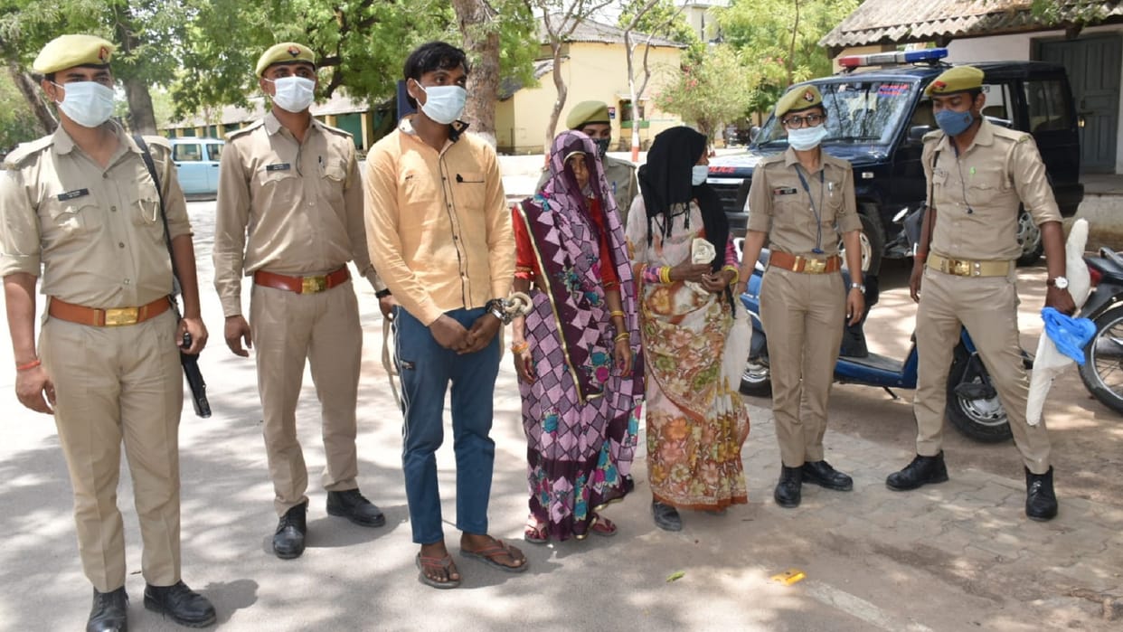 Jhansi Father was beaten to death with sticks accused arrested with wife and mother