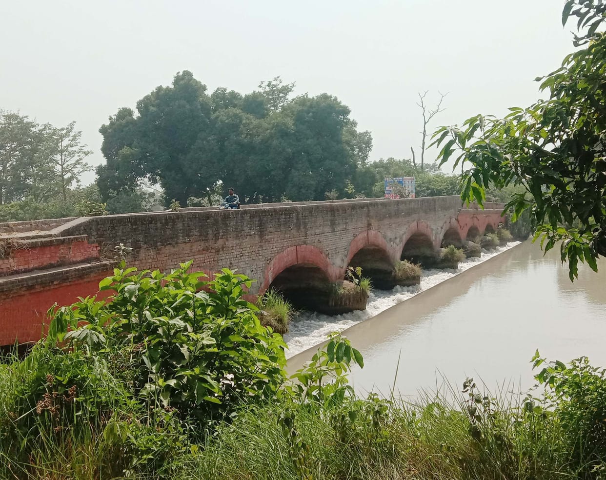 The elderly jumped on the canal bridge by taking off the swaddle and slippers