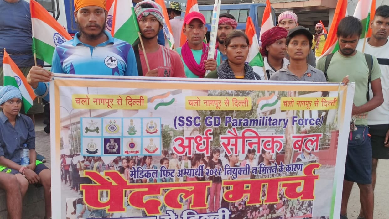 MP News: SSC candidates marching on foot to Delhi for rights, reached Chhindwara in 4 days, blisters on feet