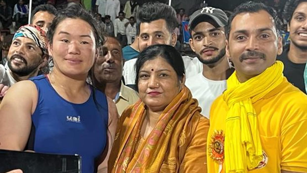 himachal police solan woman police inspector Rani wins mahadangal in pathankot
