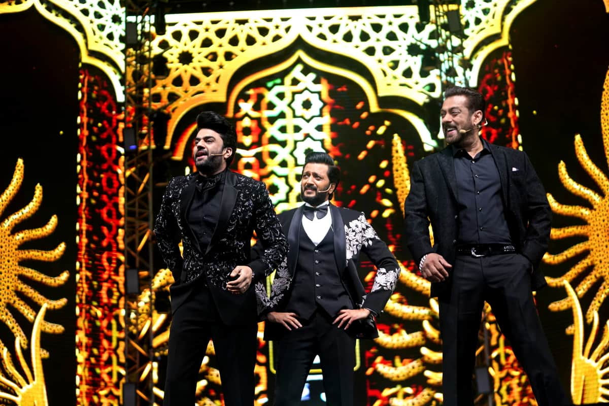 Manish Paul presents his best comic side at iifa 2022 host with riteish deshmukh salman khan kriti Tamannaah Genelia