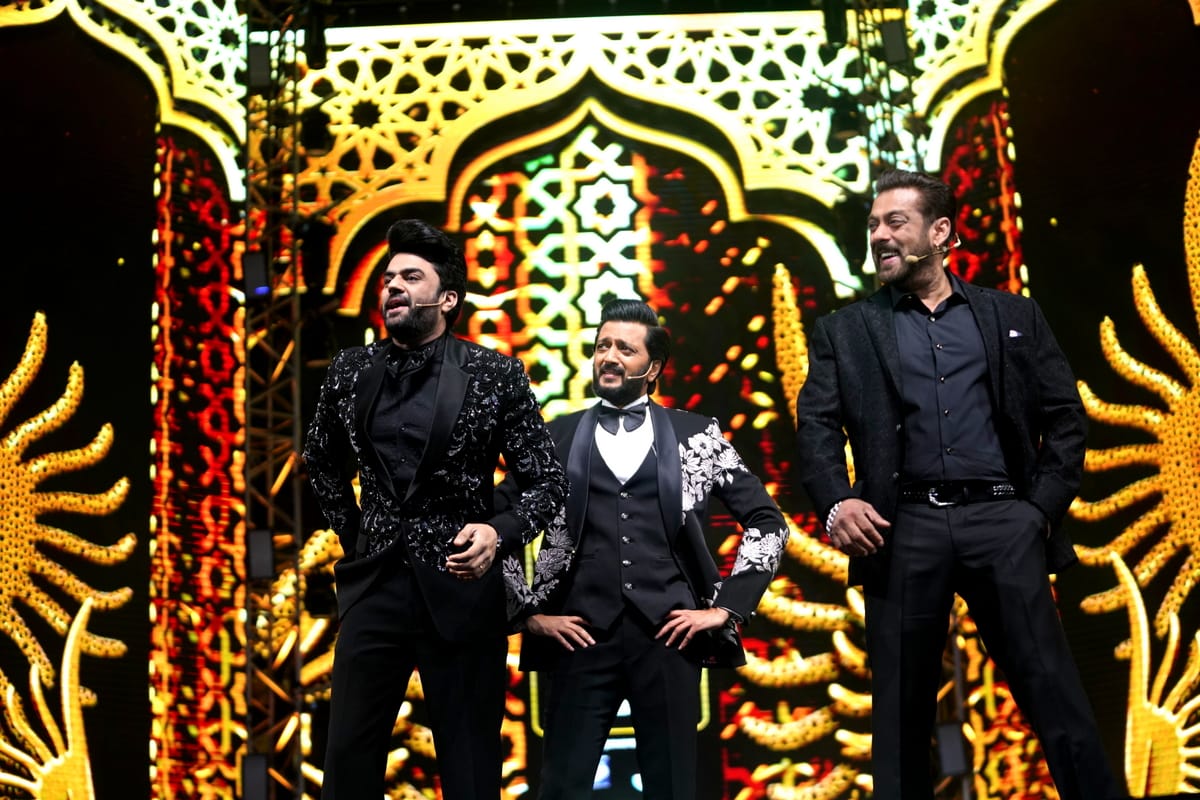Manish Paul presents his best comic side at iifa 2022 host with riteish deshmukh salman khan kriti Tamannaah Genelia