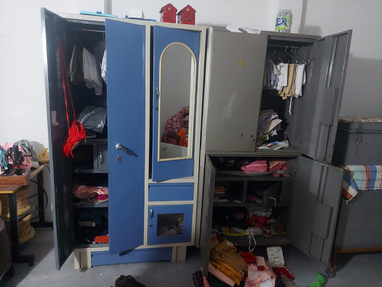Jewelery, cash stolen by breaking lock of locked house