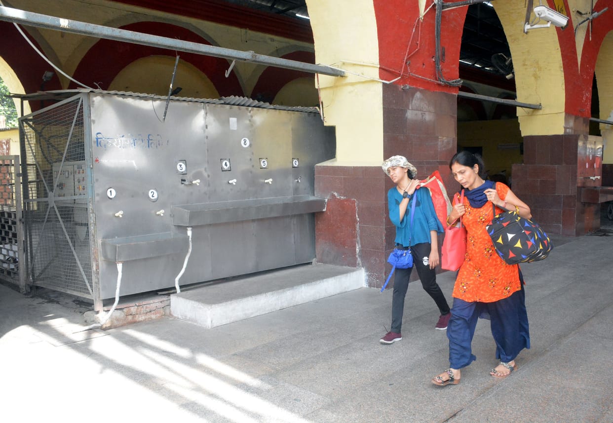 Aligarh: Station A class, but passengers have to buy and drink water