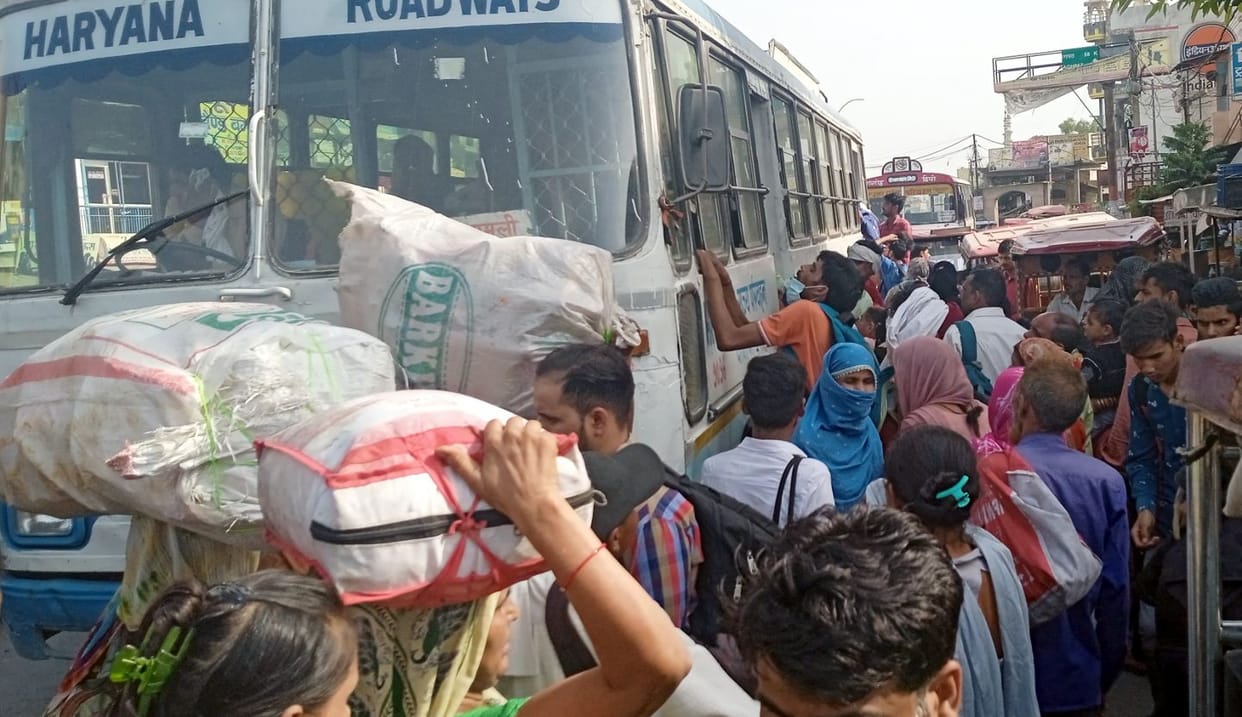 Passengers have to run to catch the bus