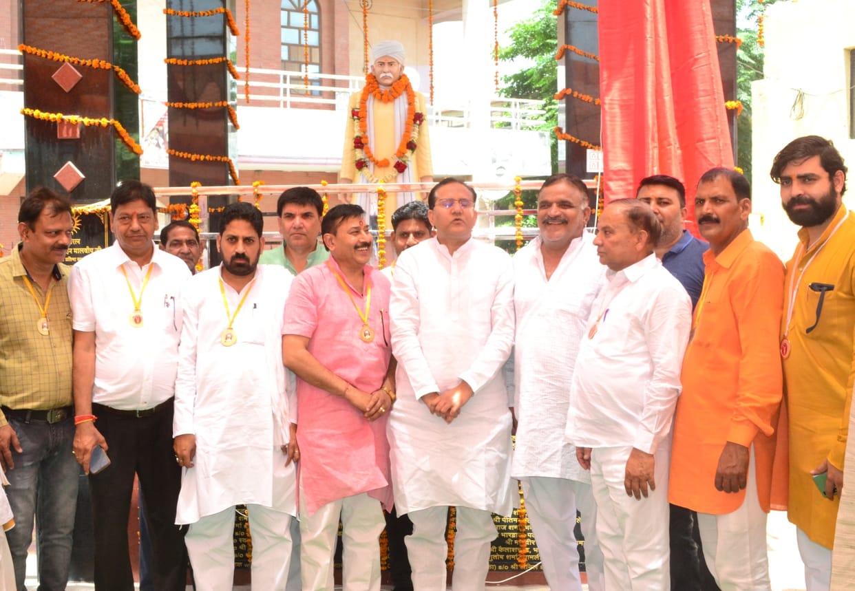 Malaviya taught brahmins to fight for honor: Dharmendra