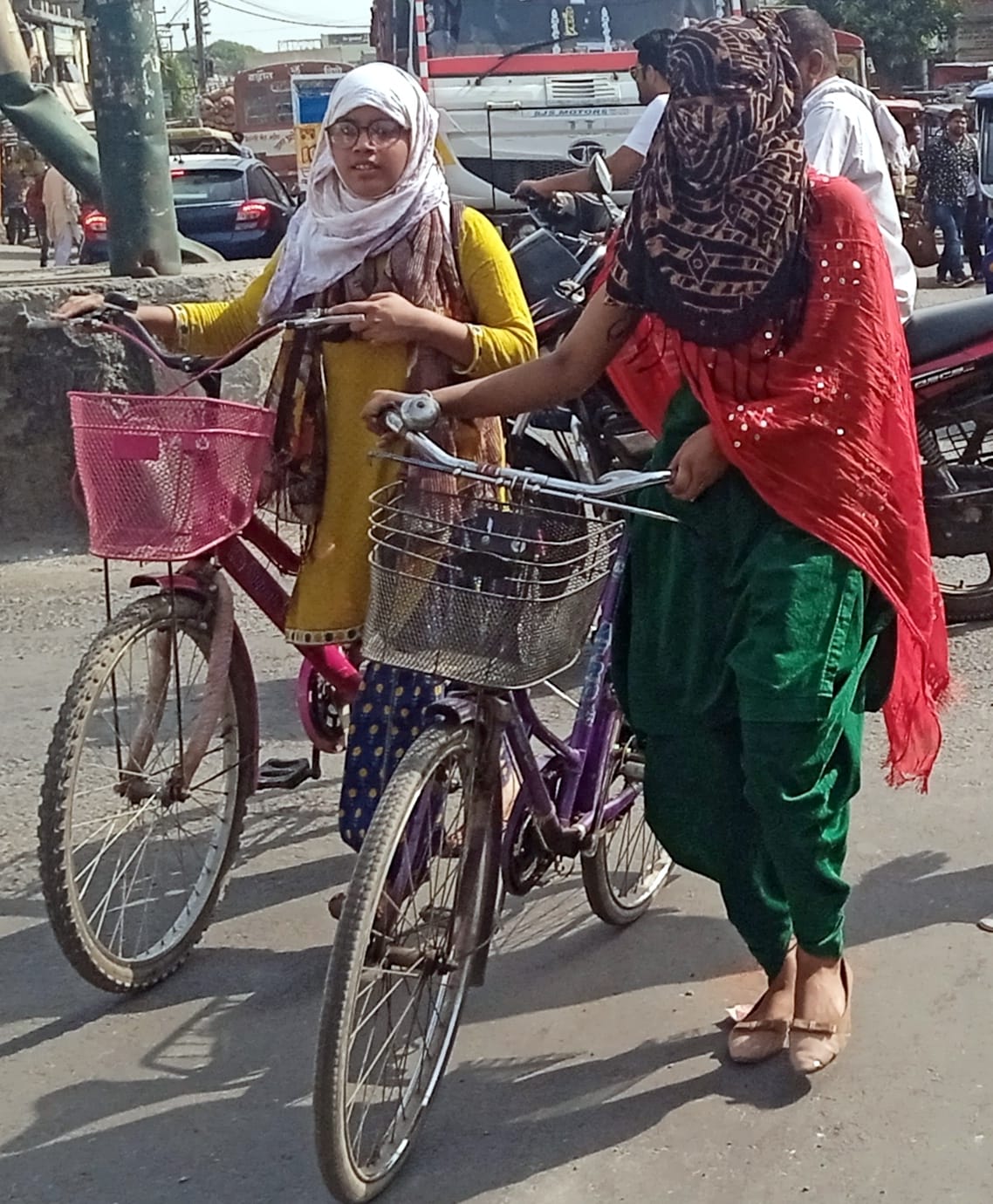 The mercury reached 42 degrees, people got rid of sweat