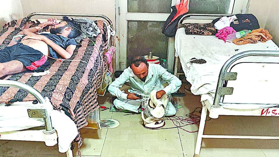 Patients suffering due to mismanagement in SN Medical College Agra