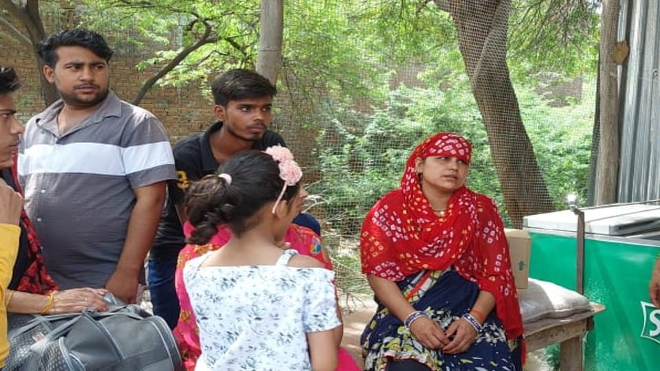 miscreants robbed the bag from the woman in mainpuri