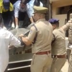 शवों को ले जाती पुलिस
