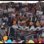 अमृतसर में श्री हरमंदिर साहिब में पहुंचे लोग।