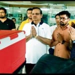 दिवंगत को अंतिम प्रणाम करते परिजन