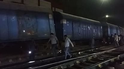 Chhattisgarh News:बिलासपुर में पटरी से उतरे मालगाड़ी के छह डब्बे, खंभे  क्षतिग्रस्त, कई ट्रेनें प्रभावित - Bilaspur Goods Train Accident 6 Wagons  Of Train Derailed - Amar Ujala Hindi ...