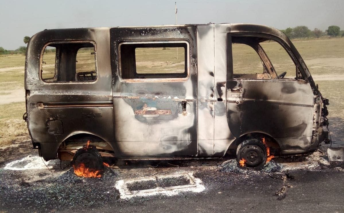 Kanpur Dehat : Fire broke out in van on Lohari Seruva road, driver scorched, passengers narrowly left