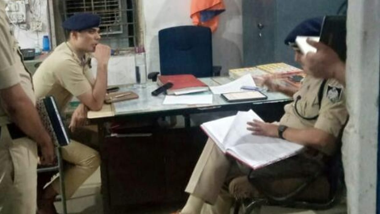 Sehore: IG Irshad Wali, who arrived for surprise inspection at midnight, was happy to see the records of the Jawar than police station, would get the hair award.