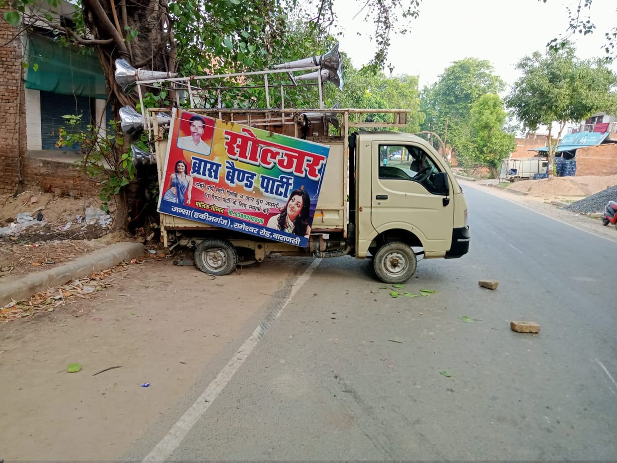 Road Accident in varanasi middle aged man killed and  four injured after car hit Magic