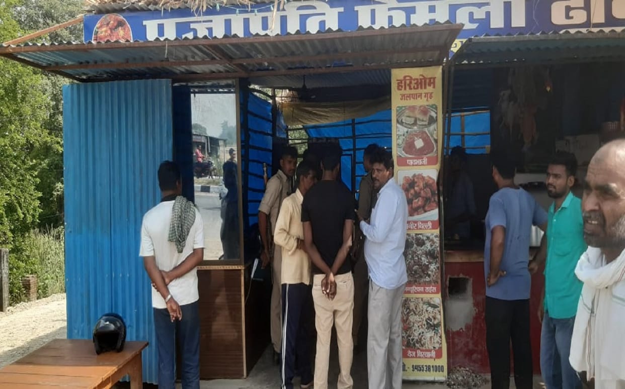 Robbery with customer service center owner in azamgarh criminals snatched RS three lakhs and absconded