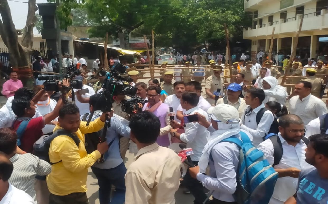 Lok Sabha By Election samajwadi party candidate Dharmendra Yadav and bjp candidate dinesh lal yadav Nirhua nomination in  Azamgarh latest news